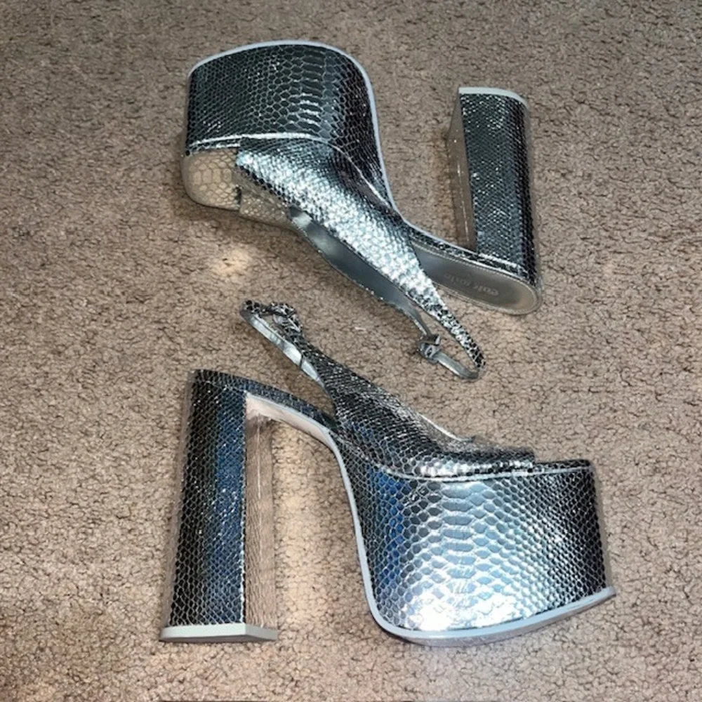Cult Gaia Marisol Chunky Platform Heeled Sandal Silver Metallic Snake 42 12